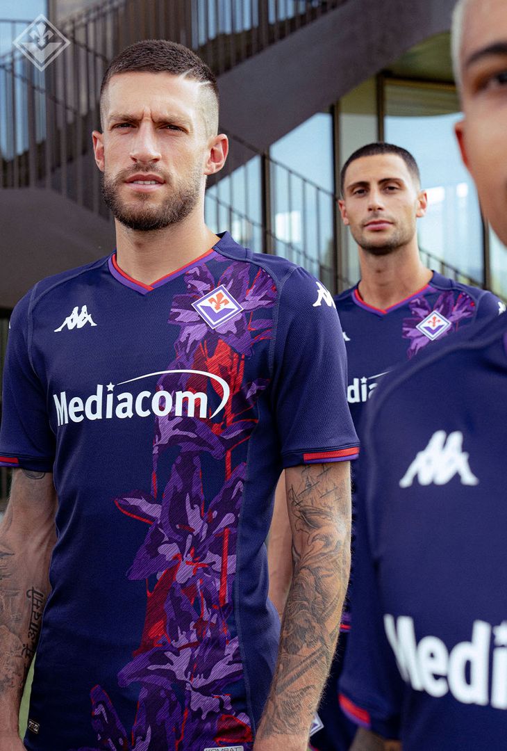 FOTO – Le migliori immagini della nuova terza maglia della Fiorentina - immagine 4