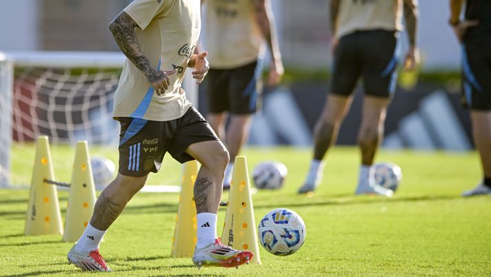 EZEIZA, ARGENTINA - MARCH 18: Angel Correa of Argentina kicks the ball during to a training session on March 18, 2025 in Ezeiza, Argentina. (Photo by Marcelo Endelli/Getty Images) Angel Correa torna sull’addio all’Atletico Madrid: “Ero stufo” - immagine 1