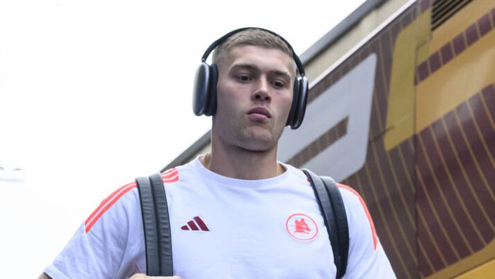 BERGAMO, ITALY - MAY 12: AS Roma player Artem Dovbyk arrives at Gewiss Stadium ahead of the Serie A match between Atalanta and AS Roma on May 12, 2025 in Bergamo, Italy. (Photo by Luciano Rossi/AS Roma via Getty Images) Sky – Dovbyk-Gimenez, contatti continui tra Roma e Milan: i dettagli dell’operazione - immagine 1