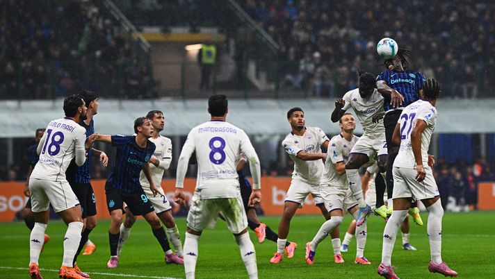 MILAN, ITALY - OCTOBER 29: Yann Aurel Bisseck of FC Internazionale, in action, battles for the ball during the Serie A match between FC Internazionale and ACF Fiorentina at Giuseppe Meazza Stadium on October 29, 2025 in Milan, Italy. (Photo by Mattia Ozbot - Inter/Inter via Getty Images) Cor.Sport: “Per 70′ la Fiorentina ci ha provato. Ora non si può più sbagliare” - immagine 1