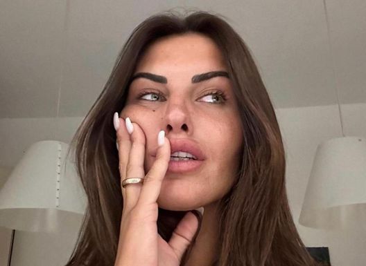 Lady Pellegri posta sui social la macchina rigata: “Pensa se fossi pure s*****a oltre che figa” Lady Pellegri posta sui social la macchina rigata: “Pensa se fossi pure s*****a oltre che figa” - immagine 1