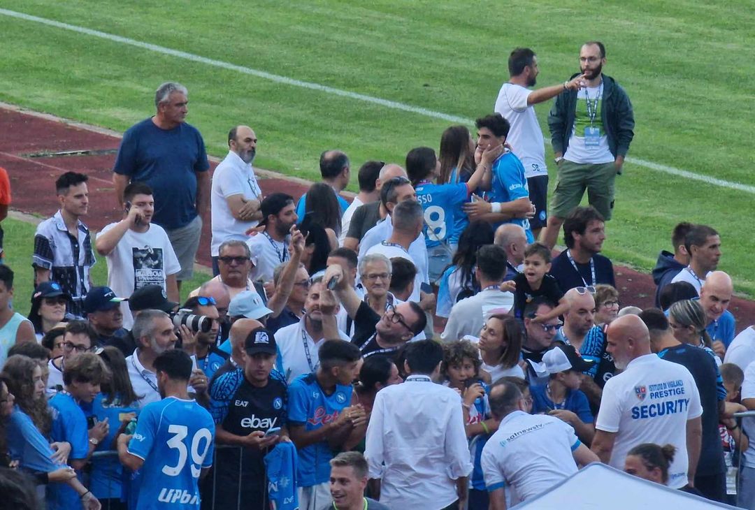 GALLERY Napoli-Anaune, al termine del match i calciatori firmano autografi- immagine 1