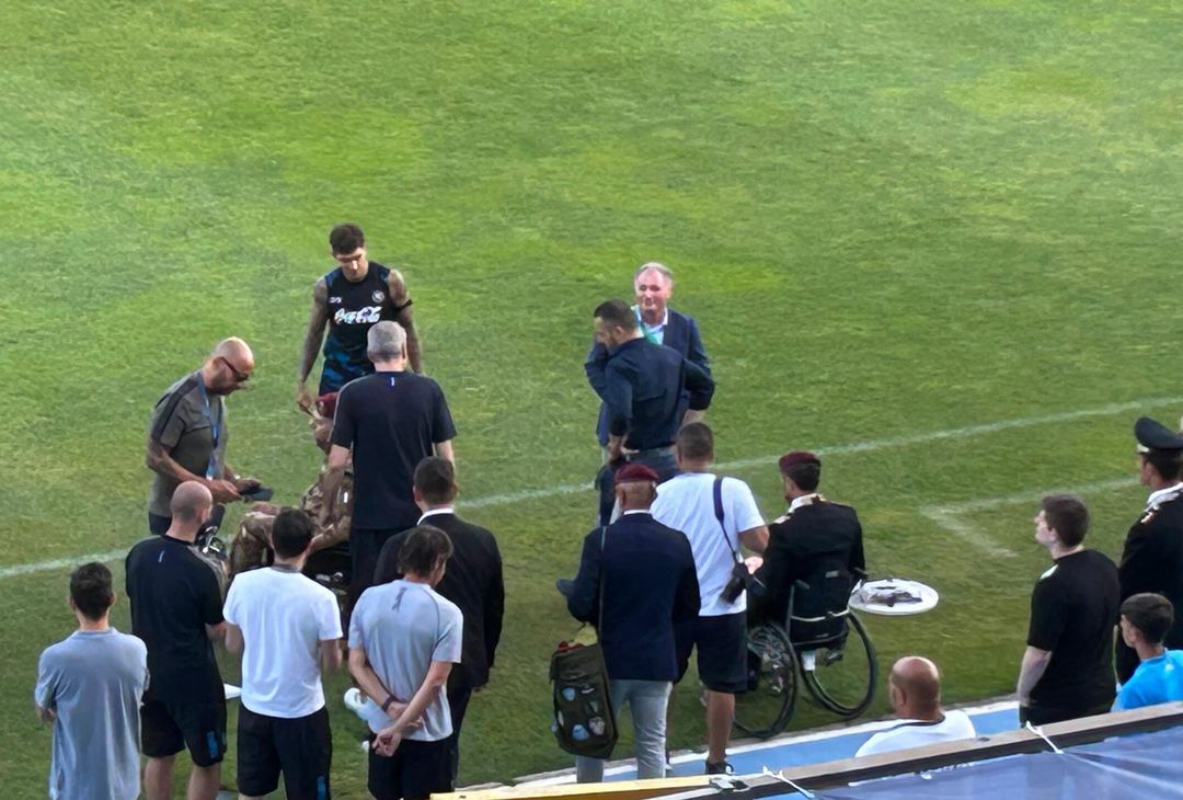 Riconoscimento a due colonnelli e maglietta regalata a conte: presenti anche Edo De Laurentiis e Di Lorenzo