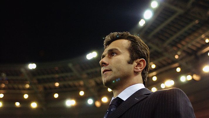 PARIS - NOVEMBER 20 : Yugoslavia coach Dejan Savicevic watches play from the sidelines during the international friendly match between France and Yugoslavia held on November 20, 2002 at Stade de France in Paris, France. France won the match 3-0. (Photo by Shaun Botterill/Getty Images) ESCLUSIVA – L’ex Milan Savicevic sull’affare Kostic: “Grande prospettiva, diventerà fortissimo” - immagine 1