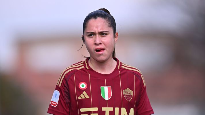 SASSUOLO, ITALY - FEBRUARY 15: Giulia Dragoni of Roma during the Women Coppa Italia match between Sassuolo and AS Roma at Enzo Ricci Stadium on February 15, 2025 in Sassuolo, Italy. (Photo by AS Roma/AS Roma via Getty Images) Roma Femminile, è bufera: il padre della Dragoni insulta Rossettini. Ecco il motivo - immagine 1