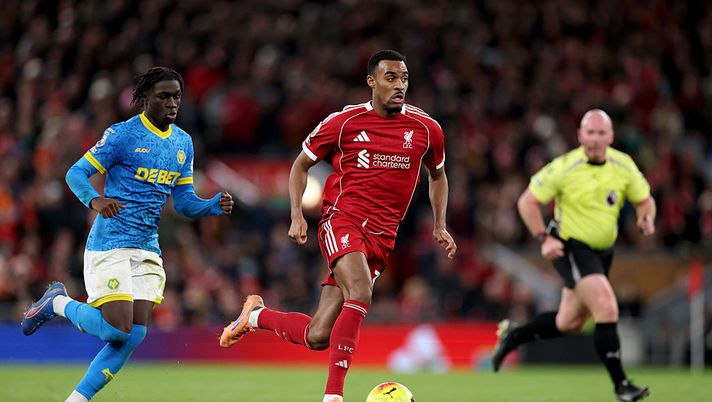 LIVERPOOL, ENGLAND - DECEMBER 27: Ryan Gravenberch of Liverpool runs with the ball whilst under pressure from Mateus Mane of Wolverhampton Wanderers during the Premier League match between Liverpool and Wolverhampton Wanderers at Anfield on December 27, 2025 in Liverpool, England. (Photo by Jan Kruger/Getty Images) Wolverhampton-Liverpool, dove vedere il match in tv e streaming LIVE - immagine 1