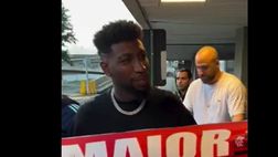 Milan, Emerson Royal posa con la maglia del Flamengo | VIDEO