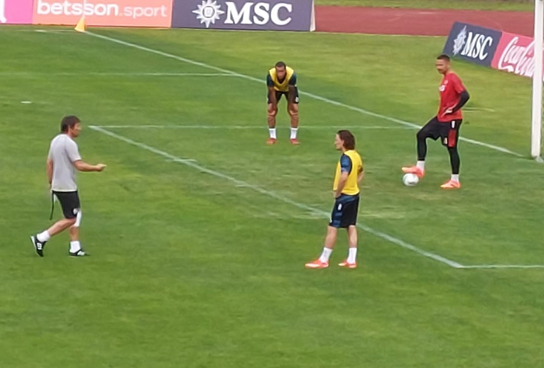 GALLERY Conte dirige l’allenamento con una vistosa fasciatura alla gamba sinistra - immagine 4