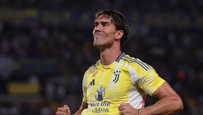 VERONA, ITALY - AUGUST 26: Dušan Vlahović of Juventus celebrates after scoring his team's third goal during the Serie match between Hellas Verona and Juventus at Stadio Marcantonio Bentegodi on August 26, 2024 in Verona, Italy. (Photo by Alessandro Sabattini/Getty Images) Serie A, la Juve si conferma e vola in vetta: Verona ko 3-0 - immagine 1