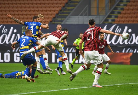 MILAN, ITALY - JULY 15: Alessio Romagnoli of AC Milan scores the second goal during the Serie A match between AC Milan and Parma Calcio at Stadio Giuseppe Meazza on July 15, 2020 in Milan, Italy. (Photo by Claudio Villa/Getty Images) Torino, contro il Parma una fetta di salvezza: i ducali hanno chiuso male il 2020- immagine 2