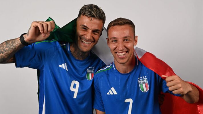 FLORENCE, ITALY - JUNE 08: Gianluca Scamacca and Davide Frattesi of Italy pose for a portrait during the Italy portrait session ahead of the UEFA EURO 2024 Germany at Centro Tecnico Federale di Coverciano on June 08, 2024 in Florence, Italy. (Photo by Claudio Villa/Getty Images) Italia, la probabile formazione: da Scamacca e Fagioli a Calafiori, Frattesi e Chiesa - immagine 1