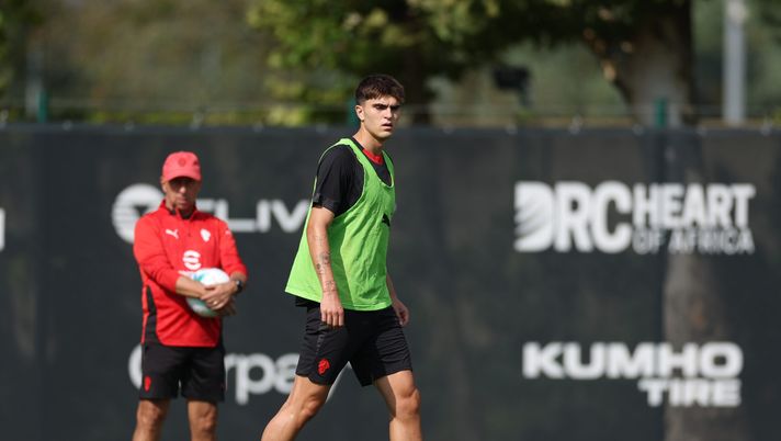 CAIRATE, ITALY - SEPTEMBER 21: Davide Bartesaghi of AC Milan in action during AC Milan training session at Milanello on September 21, 2025 in Cairate, Italy. (Photo by Claudio Villa/AC Milan via Getty Images) Milan-Lecce, Bartesaghi: “Ci siamo posti un obiettivo quest’anno” - immagine 1