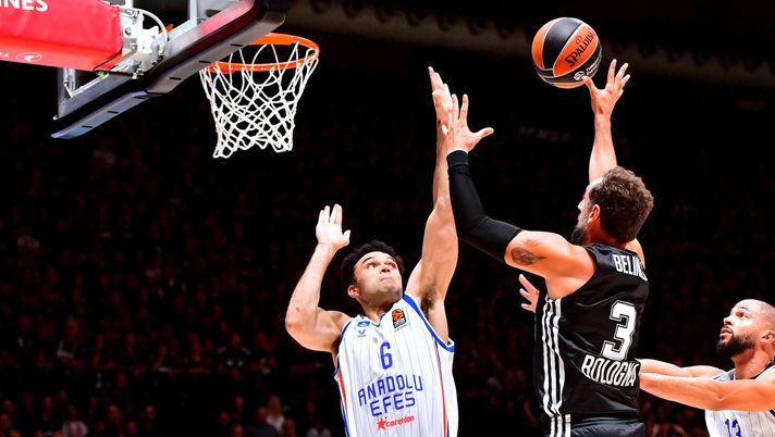BOLOGNA, ITALY - OCTOBER 04: Elijah Bryant, #6 of Anadolu Efes Istanbul in action during the Turkish Airlines EuroLeague Regular Season match between Virtus Segafredo Bologna and Anadolu Efes Istanbul at Virtus Segafredo Arena on October 04, 2024 in Bologna, Italy. (Photo by Luca Sgamellotti/Euroleague Basketball via Getty Images) Eurolega, per la Virtus c’è lo Zalgiris di Trinchieri - immagine 1