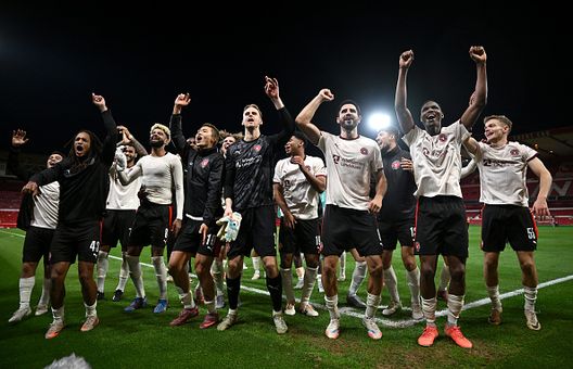 NOTTINGHAM, INGHILTERRA - 2 OTTOBRE: I giocatori dell'FC Midtjylland festeggiano la vittoria con gesti verso i tifosi durante la partita della fase a gironi MD2 della UEFA Europa League 2025/26 tra Nottingham Forest FC e FC Midtjylland al City Ground il 2 ottobre 2025 a Nottingham, Inghilterra. (Foto di Gareth Copley/Getty Images) Roma-Midtjylland, l’angolo tattico: la fisicità di Gasperini contro la verticalità di Tullberg- immagine 4