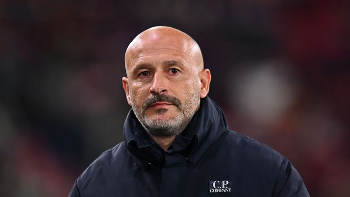 BOLOGNA, ITALY - DECEMBER 14: Vincenzo Italiano, Head Coach of Bologna, looks on prior to the Serie A match between Bologna FC 1909 and Juventus FC at Renato Dall'Ara Stadium on December 14, 2025 in Bologna, Italy. (Photo by Alessandro Sabattini/Getty Images) Italiano: “Questo risultato non cambia i nostri obiettivi” - immagine 1