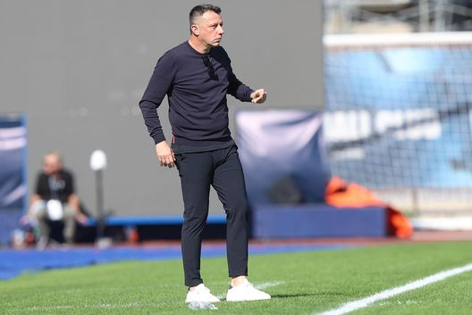 EMPOLI, ITALY - OCTOBER 20: Roberto D'Aversa head coach of Empoli FC looks on during the Serie A match between Empoli and Napoli at Stadio Carlo Castellani on October 20, 2024 in Empoli, Italy. (Photo by Gabriele Maltinti/Getty Images) FINALE! Empoli-Napoli 0-1: gli azzurri trionfano al Castellani con il rigore di Kvara - immagine 3