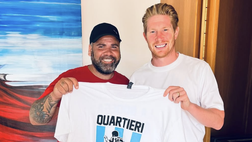 De Bruyne napoletano vero! Il belga riceve una maglia celebrativa di Maradona LA FOTO
