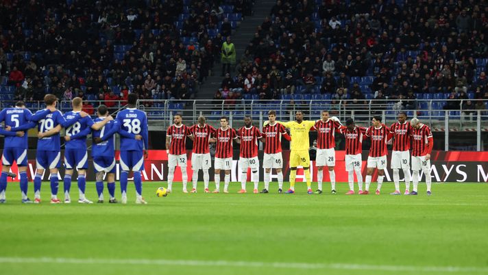 MILAN, ITALY - MARCH 15: Players of AC Milan line up prior to the Serie A match between AC Milan and Como at Stadio Giuseppe Meazza on March 15, 2025 in Milan, Italy. (Photo by Claudio Villa/AC Milan via Getty Images) Milan-Como a Perth: si va verso il dietrofront - immagine 1