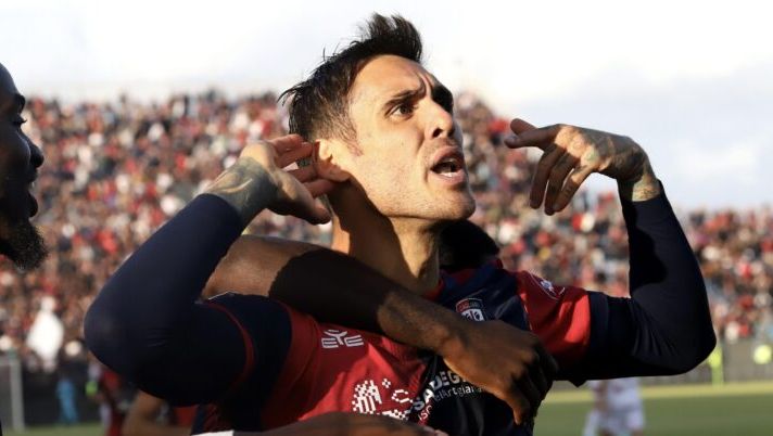 CAGLIARI, ITALY - NOVEMBER 05: Nicolas Viola of Cagliari celebrates his goal 1-0 with the team mates during the Serie A TIM match between Cagliari Calcio and Genoa CFC at Sardegna Arena on November 05, 2023 in Cagliari, Italy. (Photo by Enrico Locci/Getty Images) Dalla gestione di Zappa, Luvumbo e Coman a Viola e Felici: la probabile del Cagliari - immagine 1