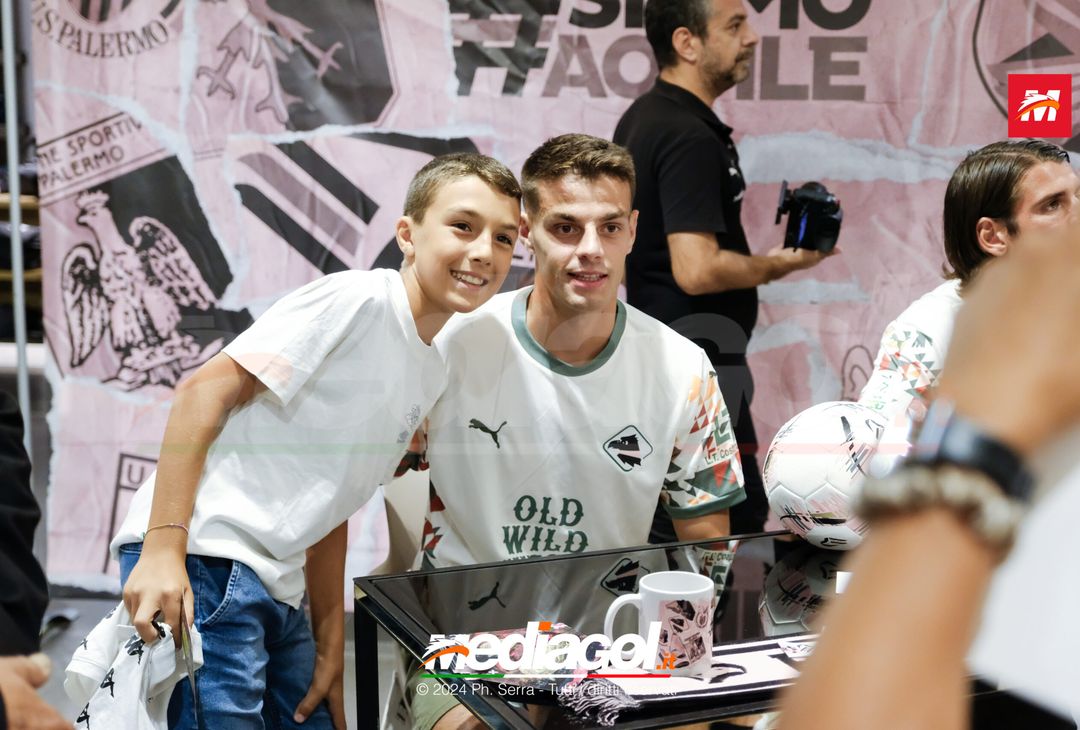 FOTO, i tifosi rosanero incontrano i propri beniamini alla Rinascente (Gallery) - immagine 35