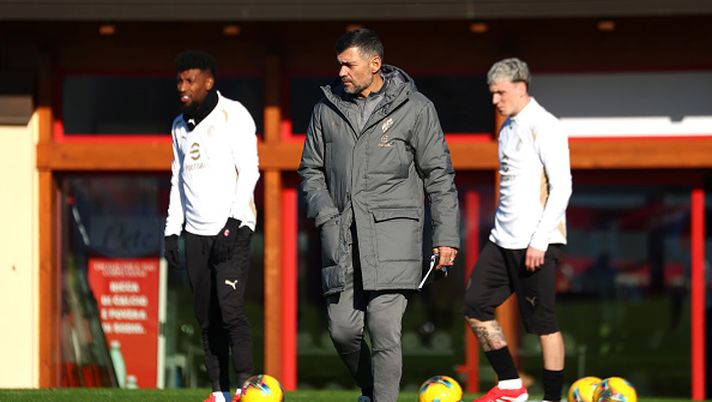 CAIRATE, ITALY - JANUARY 12: Sergio Conceicao Head coach of AC Milan looks on during an AC Milan Training Session at Milanello on January 12, 2025 in Cairate, Italy.  (Photo by Giuseppe Cottini/AC Milan via Getty Images)  Allenamento pomeridiano e partenza: il Conceicao-plan verso Como - immagine 1