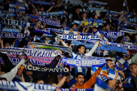 I tifosi dell'Espanyol (Foto di Alex Caparros/Getty Images) Paura a Barcellona: auto investe alcuni tifosi prima del derby Espanyol-Barça- immagine 2