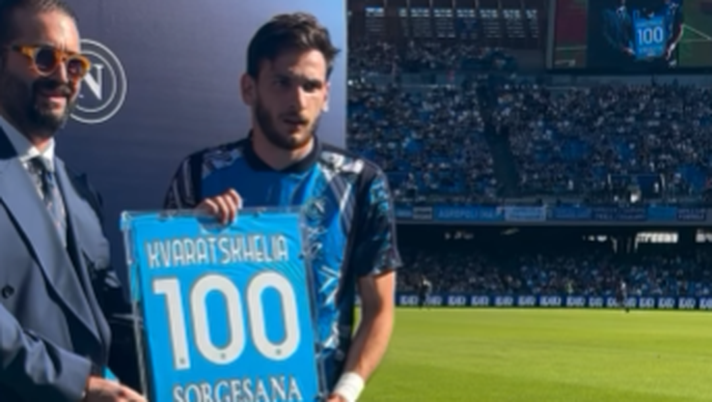 VIDEO Napoli-Atalanta, il Napoli celebra Kvara: il regalo per le 100 in azzurro - immagine 1