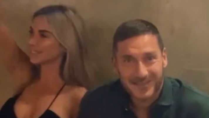 Totti approda a Sabaudia a apre la stagione dei vip, il primo bagno è con i fan Totti approda a Sabaudia a apre la stagione dei vip, il primo bagno è con i fan - immagine 1