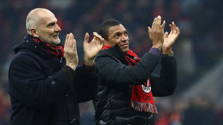 MILAN, ITALY - DECEMBER 15: Sebastiano Rossi and Nelson Dida salute the crowd during the Serie A match between AC Milan and US Sassuolo at Stadio Giuseppe Meazza on December 15, 2019 in Milan, Italy. (Photo by Marco Luzzani/Getty Images) Rossi duro: “Il portiere deve parare! Oggi si prendono troppi gol stupidi” - immagine 1