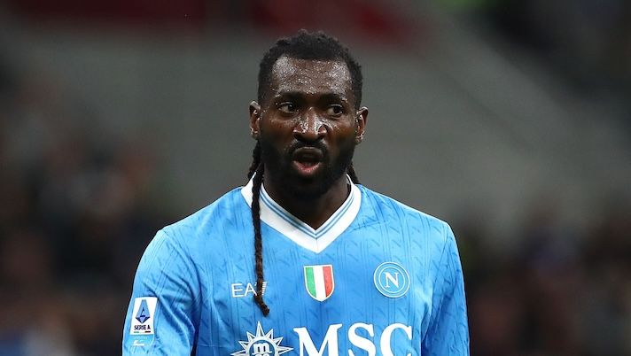MILAN, ITALY - SEPTEMBER 28: Andre’-Frank Anguissa of SSC Napoli looks on during the Serie A match between AC Milan and SSC Napoli at Giuseppe Meazza Stadium on September 28, 2025 in Milan, Italy. (Photo by Marco Luzzani/Getty Images) La verità sui tempi di recupero di Anguissa: cosa filtra e quando può davvero tornare, la Coppa d’Africa… - immagine 1