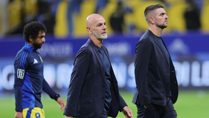 RIYADH, SAUDI ARABIA - APRIL 04: Stefano Pioli, Head Coach of Al Nassr, looks on prior to the Saudi Pro League match between Al Hilal v Al Nassr in the Kingdom Arena on April 04, 2025 in Riyadh, Saudi Arabia. (Photo by Abdullah Ahmed/Getty Images) Stefano Pioli potrebbe tornare ad allenare in Serie A: ci sono già stati i primi contatti - immagine 1