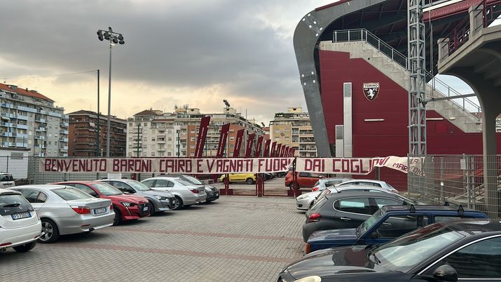 Toro, lo striscione al Filadelfia: “Benvenuto Baroni, Cairo e Vagnati fuori dai c….” - immagine 1