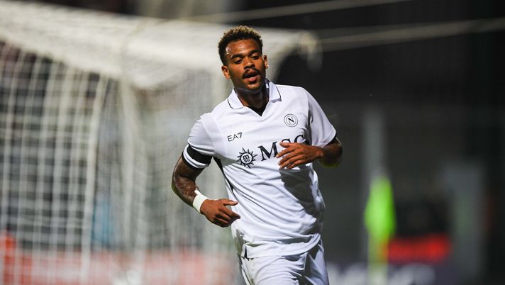 CASTEL DI SANGRO, ITALY - JULY 28: Cyril Ngonge of SSC Napoli celebrates his goal during the friendly match between SSC Napoli and KF Egnatia at Teofilo Patini Stadium on Jul 28, 2024 in Castel di Sangro, Aquila, Italy. (Photo by SSC Napoli/Getty Images) Cheddira piace in Serie A, il Napoli pensa al prestito di Ngonge: le ultime - immagine 1