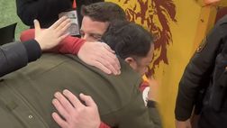 Mertens, abbraccio con un noto tifoso del Napoli: e gli fa un regalo speciale