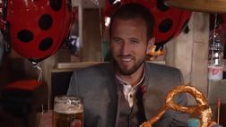 VIDEO/ La prima birra di Kane: l’Oktoberfest del Bayern