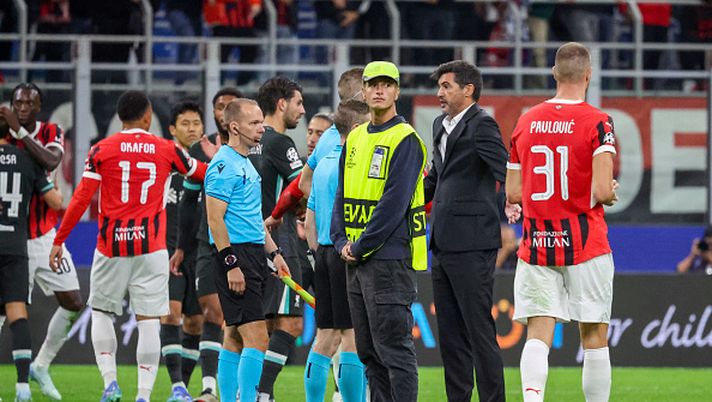 MILAN, ITALY - SEPTEMBER 17: Head Coach of AC Milan Paulo Fonseca speaks with referee during the UEFA Champions League 2024/25 League Phase MD1 match between AC Milan and Liverpool FC at Stadio San Siro on September 17, 2024 in Milan, Italy. (Photo by Sara Cavallini/AC Milan via Getty Images)  milan