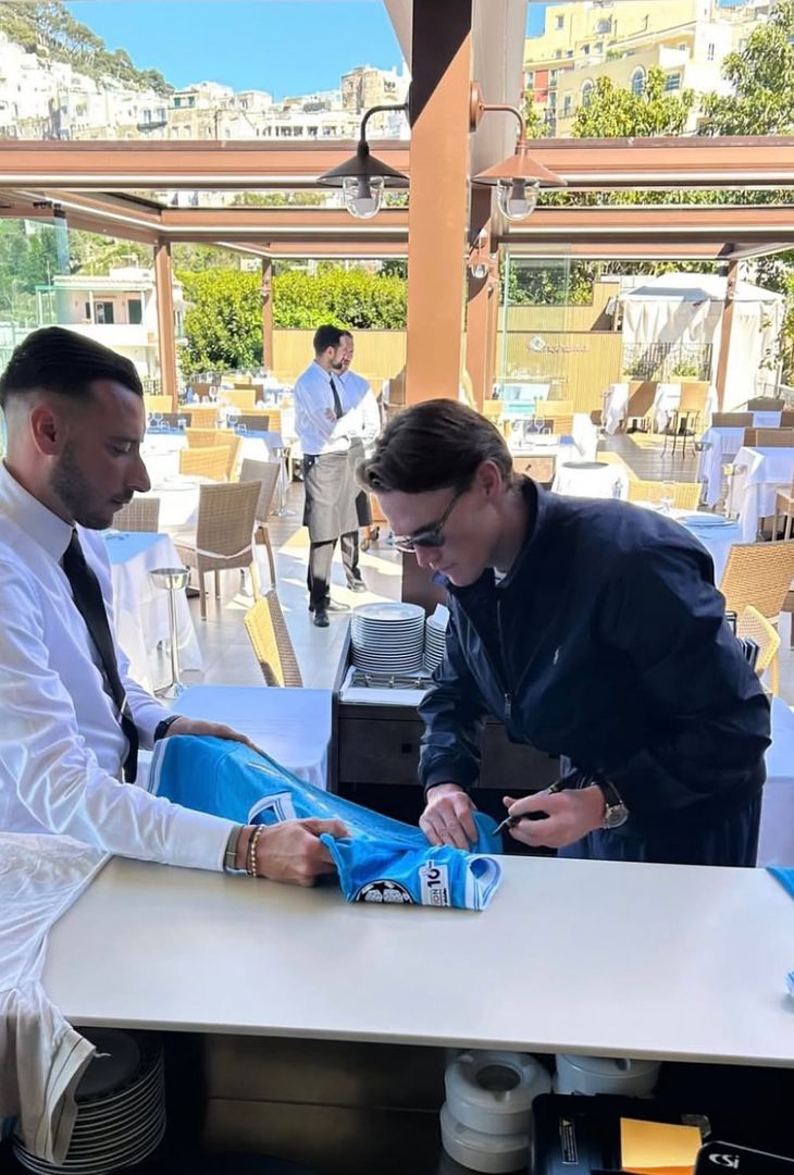 Scott McTominay è stato ospite al Panorama Capri con la compagna Cam Reading