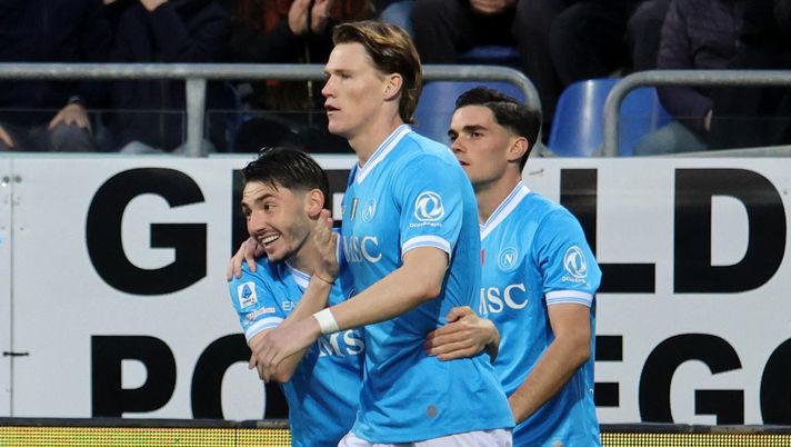 Napoli 2°, Conte a -6 dall’Inter: McTominay stende il Cagliari, sorpasso sul Milan - immagine 1