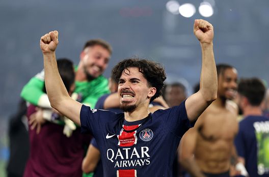 MONACO DI BAVIERA, GERMANIA - 31 MAGGIO: Vitinha del Paris Saint-Germain festeggia dopo la vittoria da record della sua squadra nella finale di UEFA Champions League 2025 tra Paris Saint-Germain e FC Internazionale Milano alla Munich Football Arena il 31 maggio 2025 a Monaco di Baviera, Germania. (Foto di Lars Baron/Getty Images) PSG, Vitinha si racconta: “Luis Enrique decisivo per la mia carriera”- immagine 2