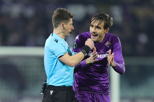 FLORENCE, ITALY - FEBRUARY 23: Benoît Bastien referee and Luca Ranieri of ACF Fiorentina reacts during the UEFA Europa Conference League knockout round play-off leg two match between ACF Fiorentina and Sporting Braga at Stadio Artemio Franchi on February 23, 2023 in Florence, Italy. (Photo by Gabriele Maltinti/Getty Images) De Magistris: “Il centravanti titolare oggi è Cabral. Ed in difesa metterei…”- immagine 2