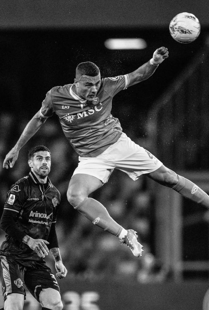 Apre McTominay, chiude Alisson Santos; nel mezzo, l'autorete di Terracciano e De Bruyne: una gara perfetta disputata venerdì sera dal Napoli di Antonio Conte contro la Cremonese, riassunta in 20 fotografie bianche e nere che vanno a comporre un post pubblicato in giornata dall'admin Instagram della compagine partenopea.