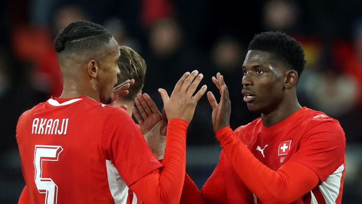 BASEL, SWITZERLAND - MARCH 27: Breel Embolo of Switzerland celebrates scoring his team's second goal with teammate Manuel Akanji during the international friendly match between Switzerland and Germany at St. Jakob-Park on March 27, 2026 in Basel, Switzerland. (Photo by Alexander Hassenstein/Getty Images) Svizzera-Colombia, ottavo tutto da decifrare: quote e mercati sotto la lente - immagine 1