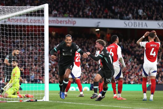 Virgil Van Dijk del Liverpool esulta dopo aver segnato il primo gol della sua squadra durante la partita di Premier League tra Arsenal FC e Liverpool FC all'Emirates Stadium il 27 ottobre 2024 a Londra, Inghilterra. (Foto di Alex Pantling/Getty Images) Il dominio Reds in Premier e il percorso europeo dei Gunners: la stagione di Liverpool e Arsenal- immagine 2