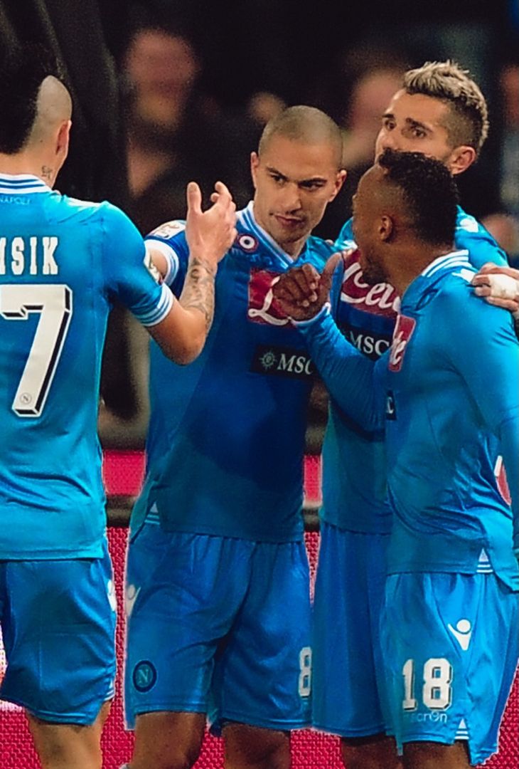 Poco più di 24 ore separano Napoli-Juventus dal suo fischio d'inizio. Valevole per la 14ª giornata di Serie A, la gara andrà in scena domani, domenica 7 dicembre, alle 20:45. Nel frattempo, per smorzare l'attesa, l'account Instagram della società partenopea ha pubblicato un post composto da sedici fotografie, una per ogni battaglia (fatta eccezione per la _'manita'_ del febbraio 2023) che ha avuto per protagoniste, sotto i riflettori dello Stadio Diego Armando Maradona (chiamato San Paolo fino al novembre 2020), la compagine azzurra e quella bianconera. Un viaggio che va a ritroso: dalla stagione 2024/25 allo scontro più recente, ovvero quello dell'annata 2010/11.