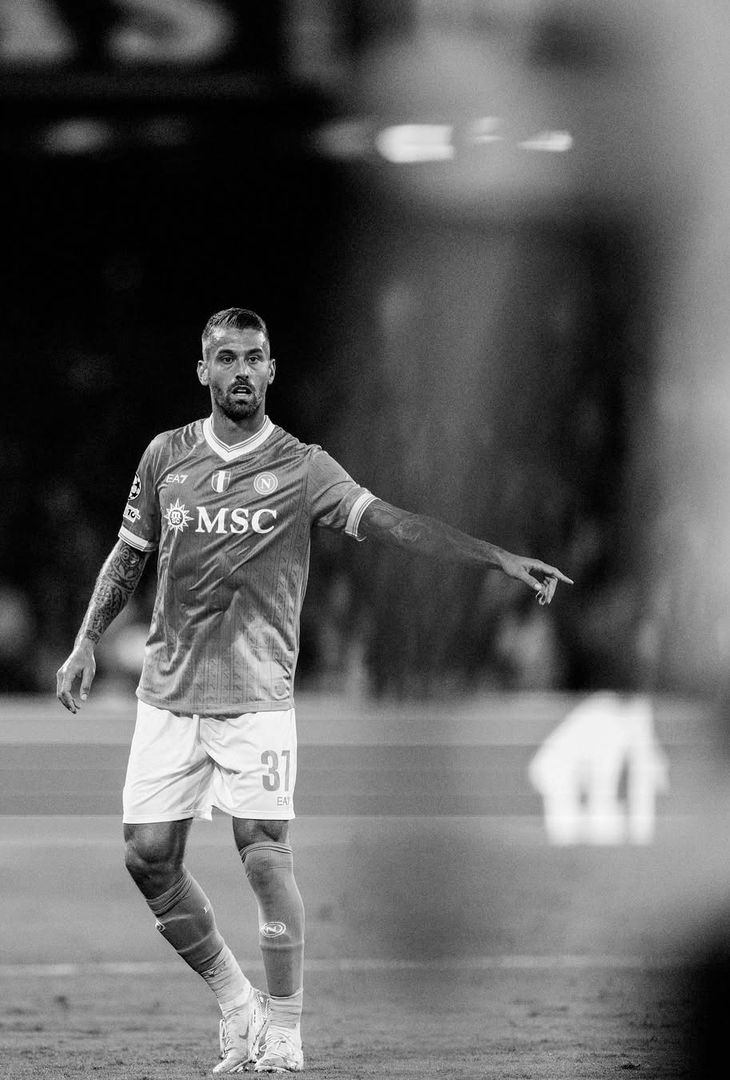 L'estasi per la prestazione di Kevin De Bruyne e la gioia per la doppietta messa a referto da Rasmus Hojlund: due sentimenti positivi (e cardini) rappresentati alla perfezione dal riassunto 'in bianco e nero' di Napoli-Sporting Lisbona realizzato dall'admin dell'account Instagram della compagine partenopea.