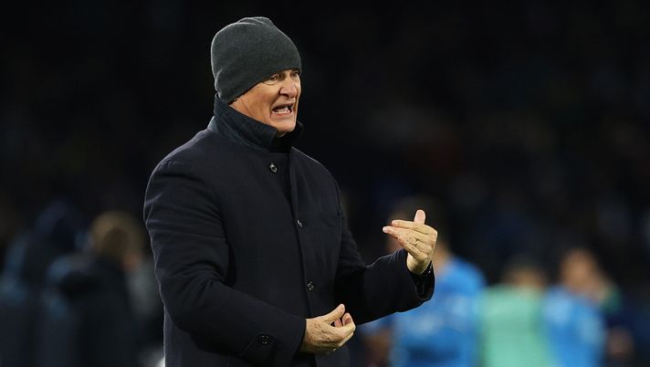 NAPLES, ITALY - DECEMBER 16: Claudio Ranieri, Head Coach of Cagliari Calcio, gives the team instructions during the Serie A TIM match between SSC Napoli and Cagliari Calcio at Stadio Diego Armando Maradona on December 16, 2023 in Naples, Italy. (Photo by Francesco Pecoraro/Getty Images) Cagliari, Ranieri: “Roma? Sfida speciale, Gaetano è pronto a giocare. Su Luvumbo…” - immagine 1