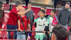 Osasuna, piccoli tifosi si contendono la maglia di Aimar Oroz a sasso-carta-forbici