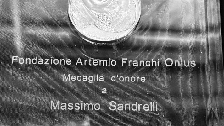 Massimo Sandrelli premiato con la Medaglia d’Onore Artemio Franchi Massimo Sandrelli premiato con la Medaglia d’Onore Artemio Franchi - immagine 1
