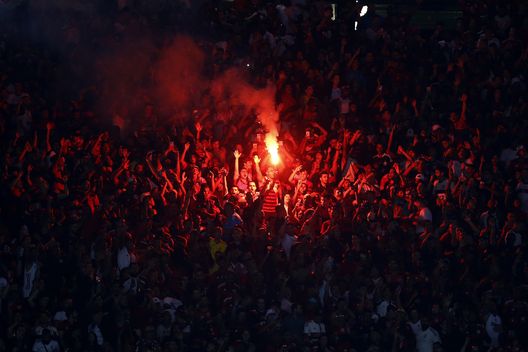 RIO DE JANEIRO, BRASILE - 8 GIUGNO: I tifosi del Flamengo esultano durante la partita del Gruppo A della Copa CONMEBOL Libertadores 2023 tra Flamengo e Racing Club allo stadio Maracanã, l'8 giugno 2023 a Rio de Janeiro, Brasile. (Foto di Wagner Meier/Getty Images) LAFC Flamengo