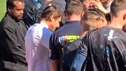 Conte cuore d’oro, firma autografi ai tifosi azzurri all’Al Riyadh Club VIDEO